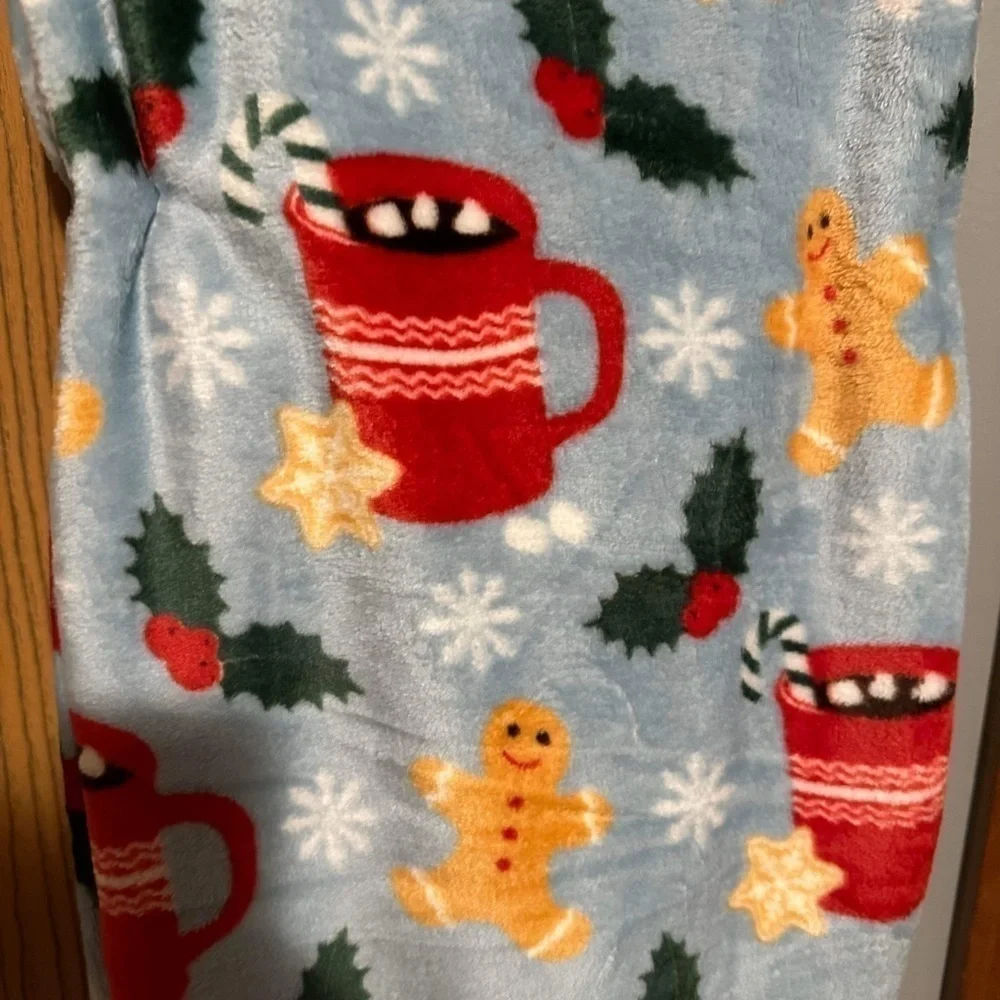 NWT SEASON'S GREETINGS HOT COCOA AND GINGERBREAD CHRISTMAS PLUSH PRINTED THROW